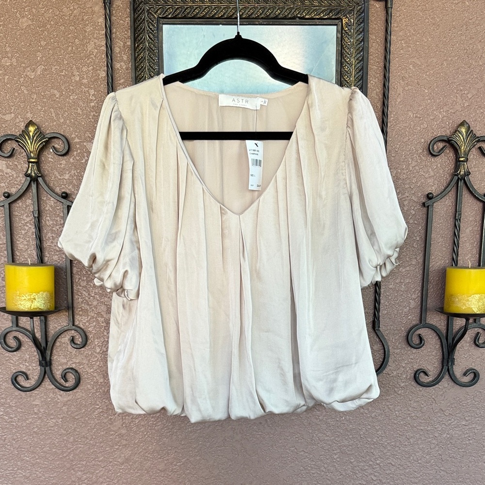 ASTR Cream V-Neck Pleated Puff Sleeve Blouse